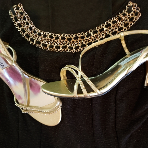 Tops - 💛 3/$25 Black embellished sleeveless tunic top